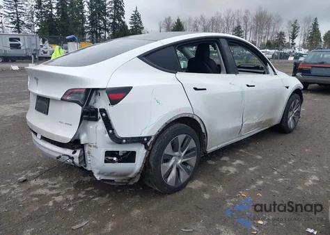 2022 Tesla Model Y Long Range Dual Motor All-Wheel Drive z USA, uszkodzony, nr VIN 7SAYGAEE2NF570912